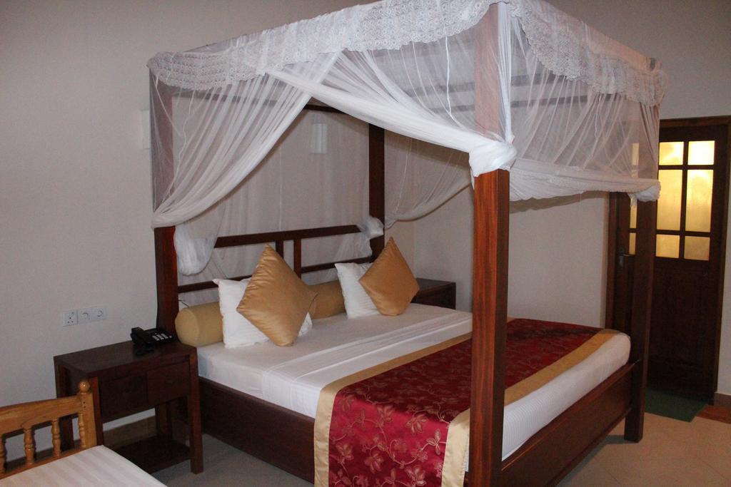 Warahena Beach Hotel Bentota Extérieur photo